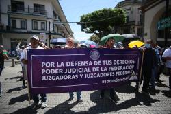 Trabajadores del PJF de Xalapa mantienen resistencia contra reforma judicial, marcha por calles de esta capital