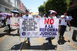 Trabajadores del PJF de Xalapa mantienen resistencia contra reforma judicial, marcha por calles de esta capital